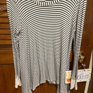 Vanilla Bay Lightweight stretchy long sleeved tee with‎ thumb hole sleeves.